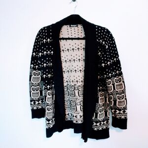 Amazon boho black and white tribal cardigan. Size medium. Has some threads and w